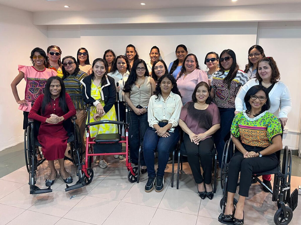 Foto grupal de las socias de AMADIPA